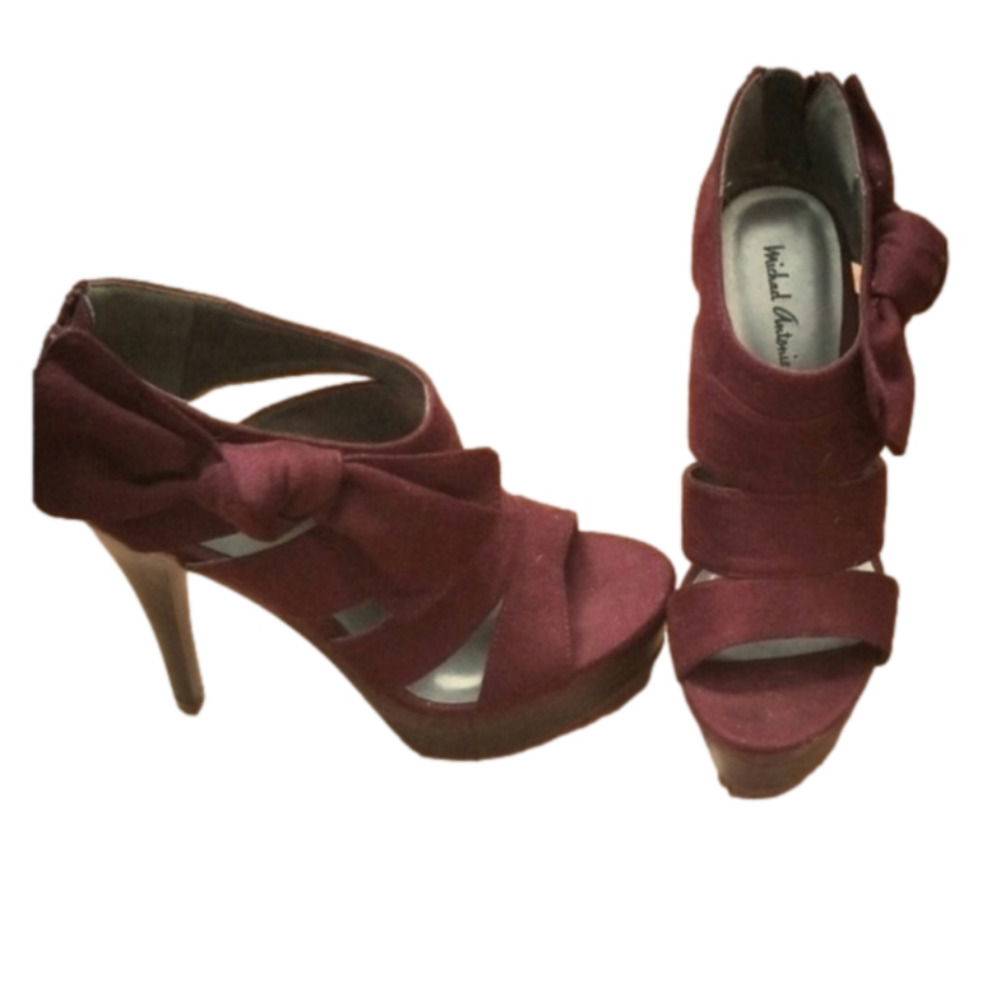 NWOT Wine coloured suede heels